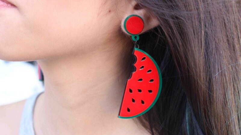 Onde encontro brincos de acrílico?